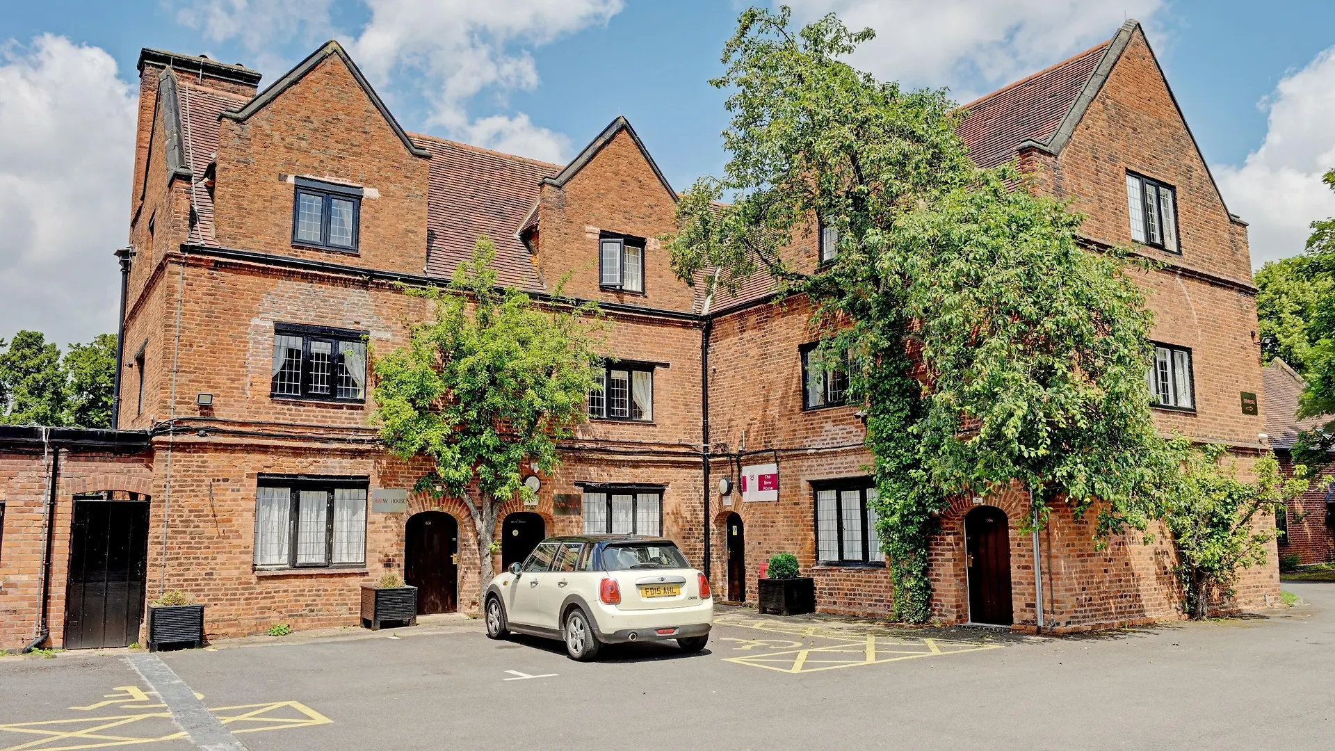 Oyo Dovecote Hotel location